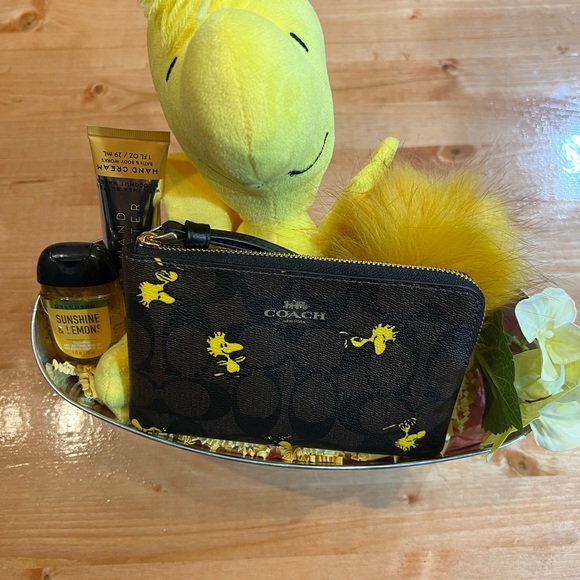 COACH LimitedEdition wristlet & BathBody set BASKET BUNDLE w/pompom & Woodstock! - Picture 5 of 12